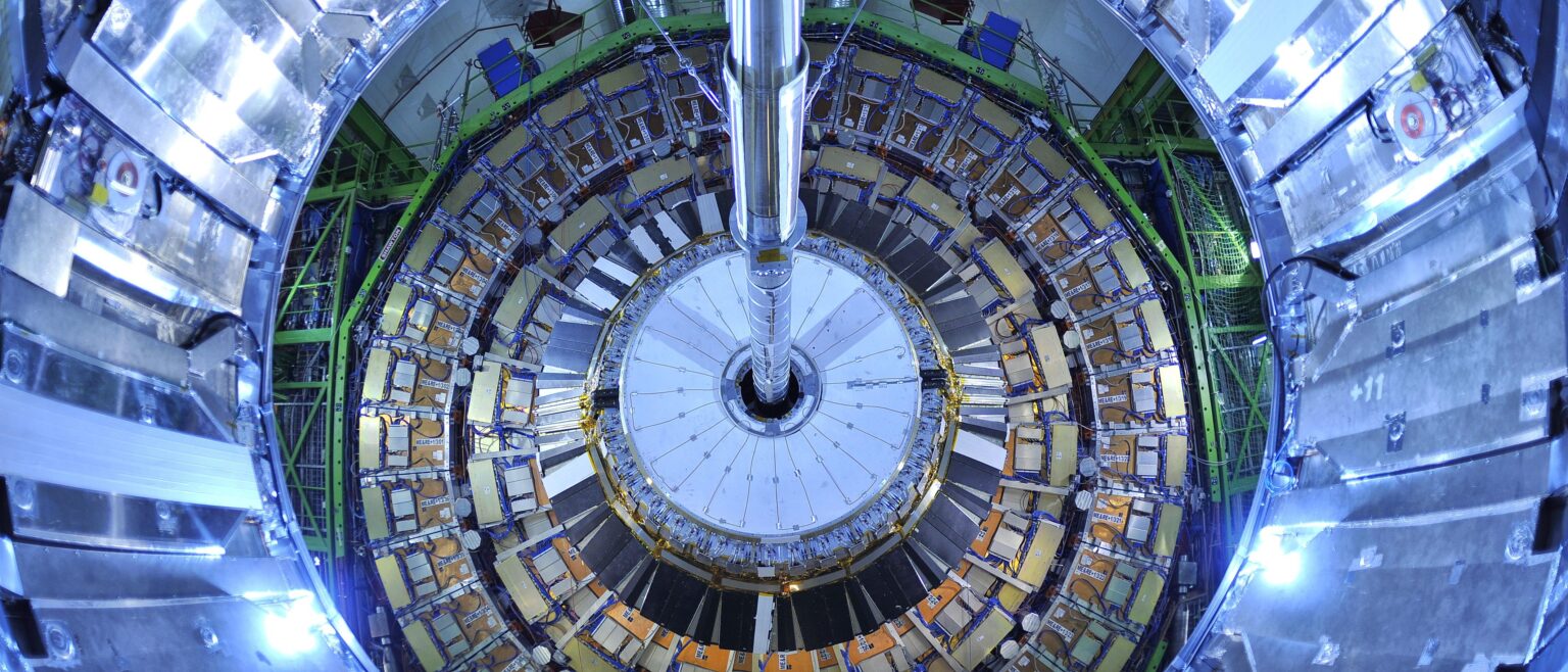 CERN、数百人のロシア人科学者を追放へ