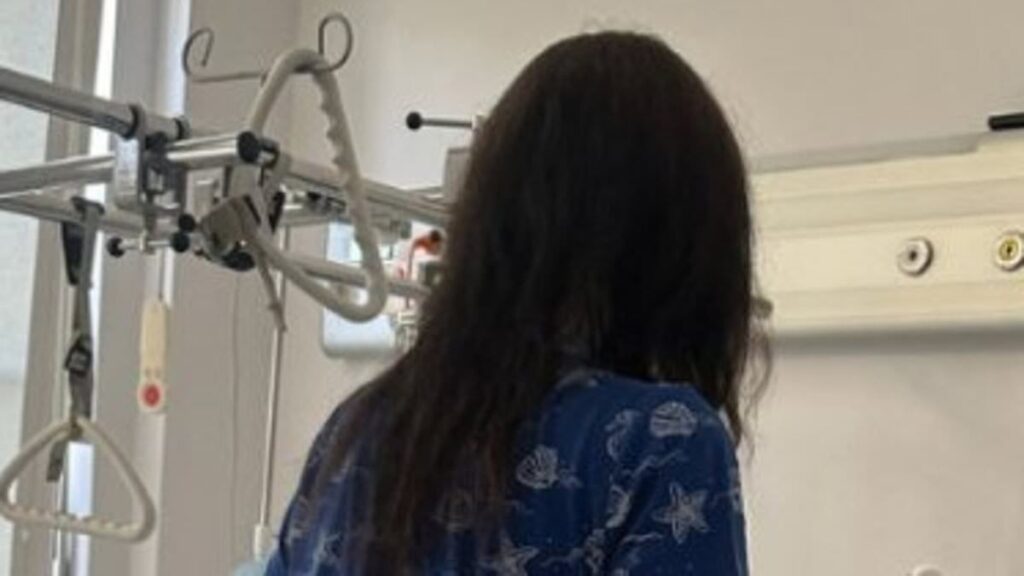 「ポーランドのヨゼフ・フリッツル」によって「性奴隷」として拘束された女性は、捕獲者の「残酷な実験」の一環として、すべての歯と両方の唇を切除され、「口の穴だけ」になった。