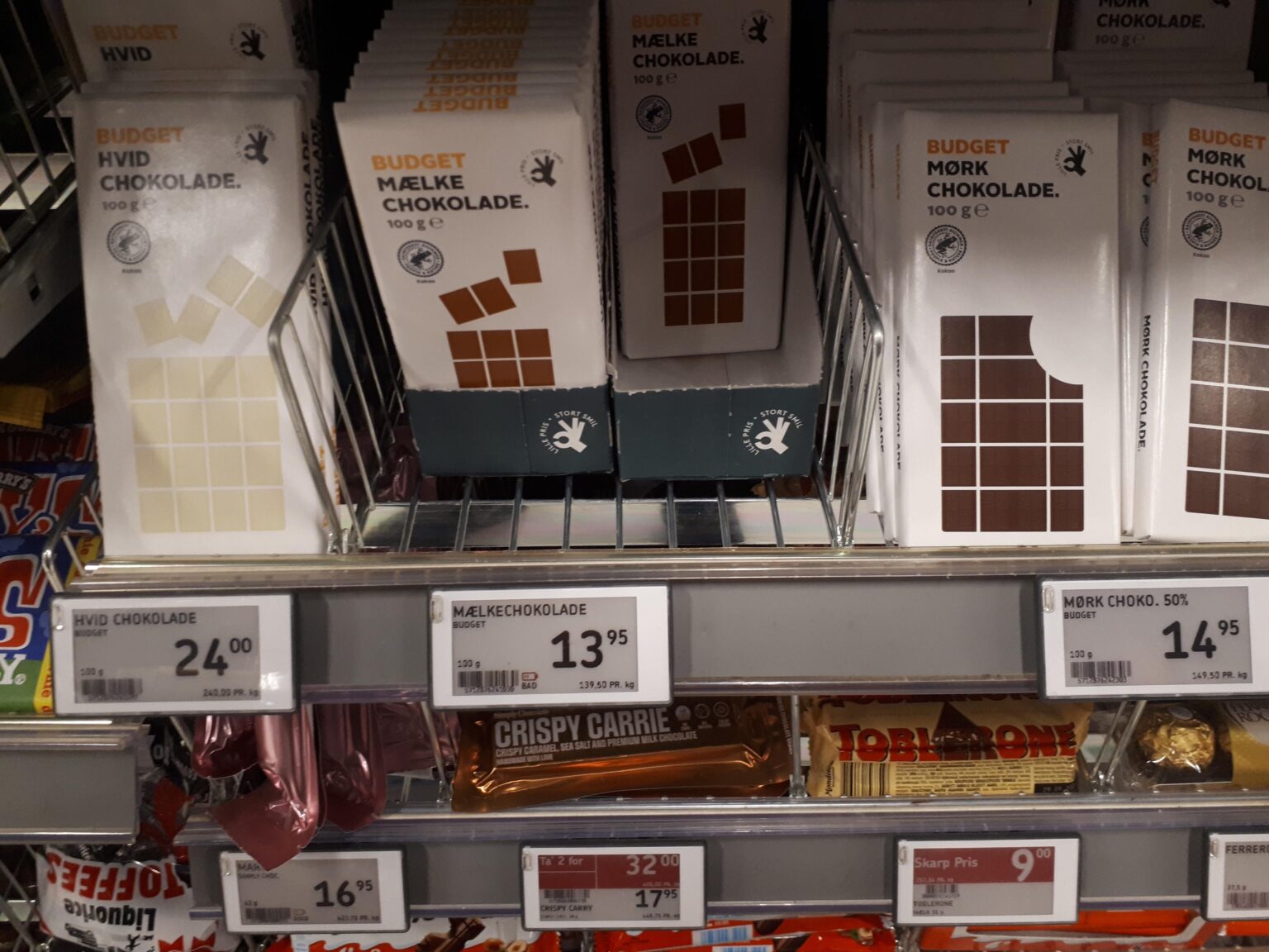 ホワイトチョコレートの値段が2倍近くするのはなぜですか?ホワイトチョコレートが大好きです:( :( :(
