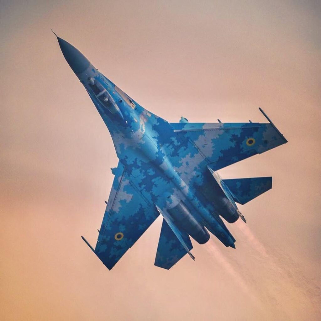 ウクライナ空軍のスホーイ Su-27「フランカー」多用途戦闘機 - アフターバーナーを点火し、低空で反転飛行を行っている。