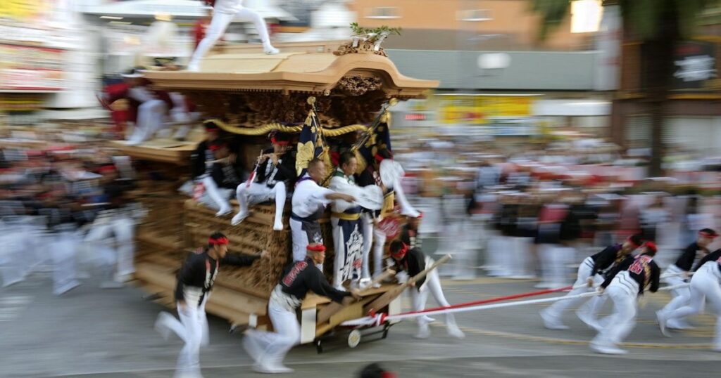 大阪・岸和田だんじり祭で｢やりまわし｣ 城下町を豪快に