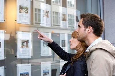 Help-to-Buy 制度を利用している人は、他の初めての購入者よりも多くの収入を得て、より大きな住宅を購入します