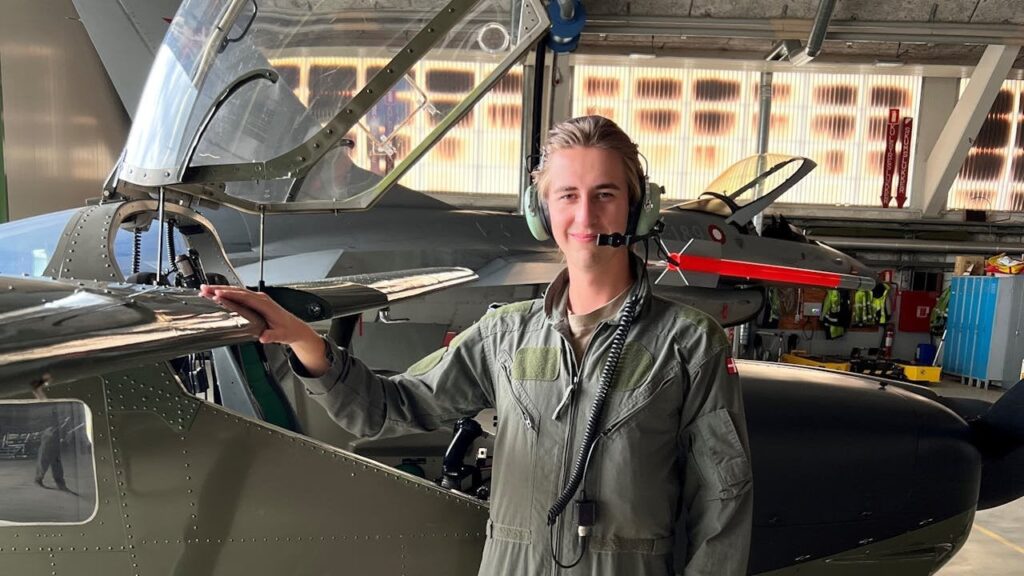 23歳、家族関係を理由に軍から解雇される [til russisk morbror]