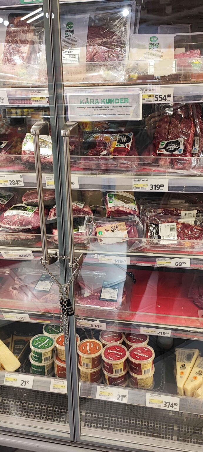 生協で鎖につながれてロックされた肉