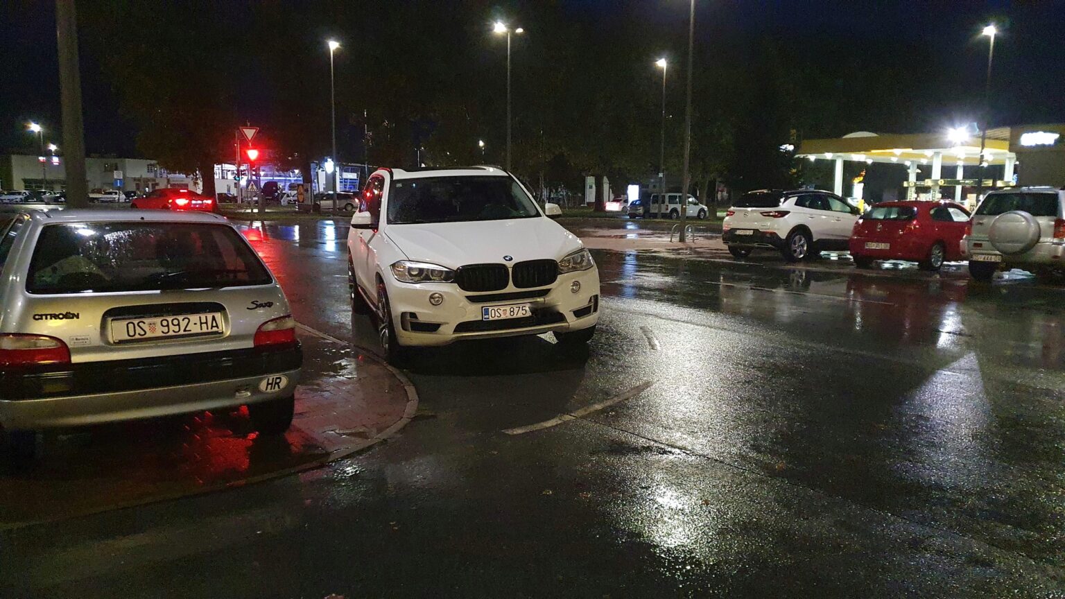 BMW の白い SUV は、道路の真ん中に駐車する典型的なイメージです。