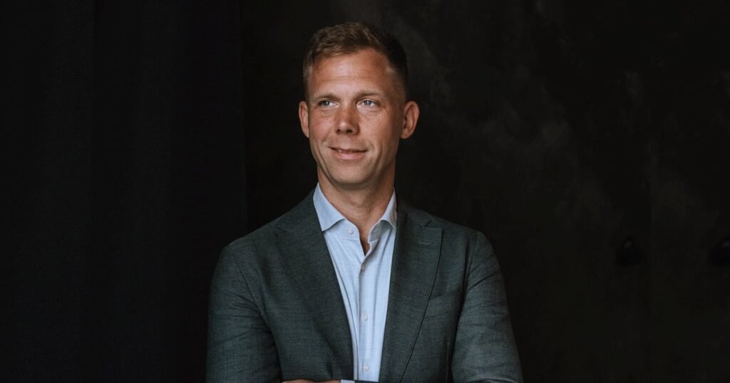 彼 [Simon Kold] コメディを投資に置き換えた: 「私はパンをトーストするのと同じように投資します」
