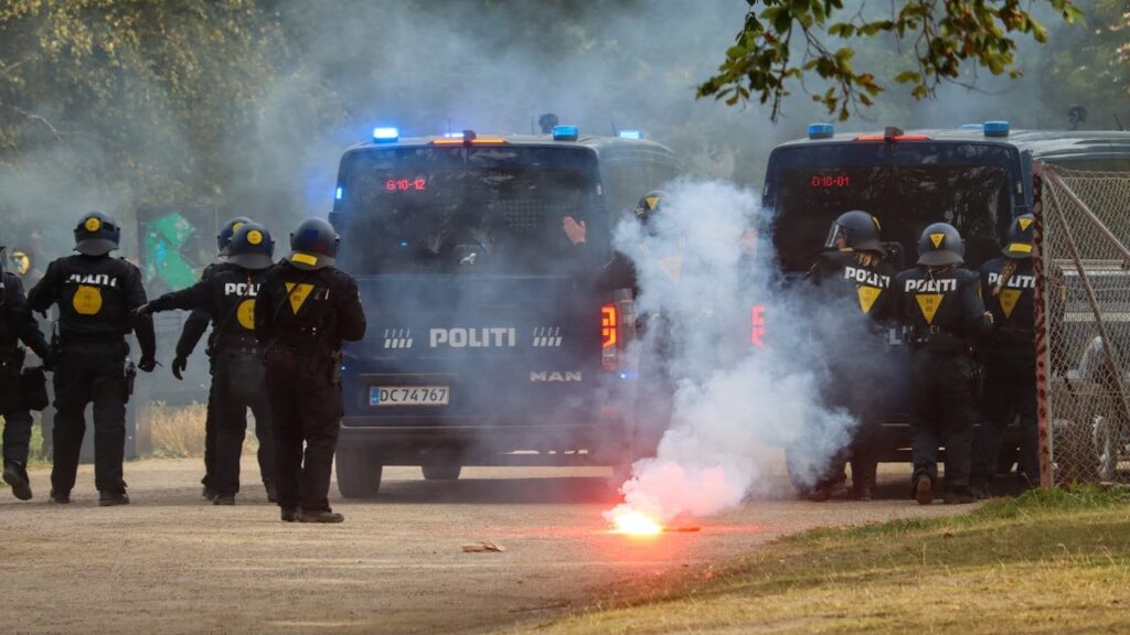 ブレンビーのファンが花火で警察を襲撃、セブンイレブンを略奪