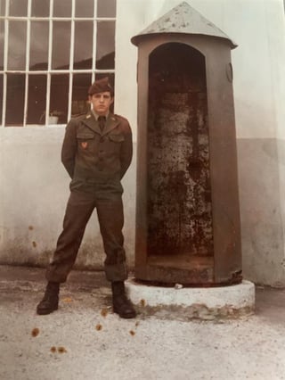 誰か父がこの軍章を見つけるのを手伝ってくれませんか?彼の軍隊部門はリスボンにあり、彼の部門には 120 人がメッセージを解読していました。 1981 年 5 月に撮影された写真。これが彼の唯一の写真です。彼は、Photoshop で使用できるようにバッジを見つけたいと考えています。