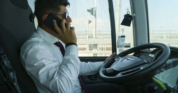 KTELの運転手は運転中にタバコを巻いて携帯電話を見ていた（ビデオ）