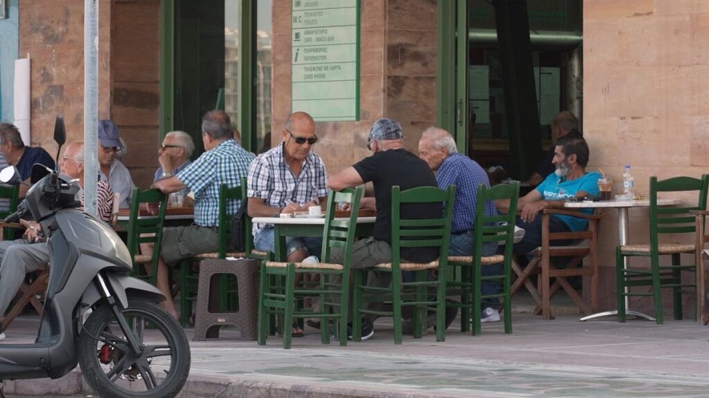 人口減少：ギリシャは深刻な人口減少に直面 [fuelled by plummeting numbers of births, mass emigration, and low fertility rates • Empty villages, disillusioned young workers, and government officials scrambling for solutions]