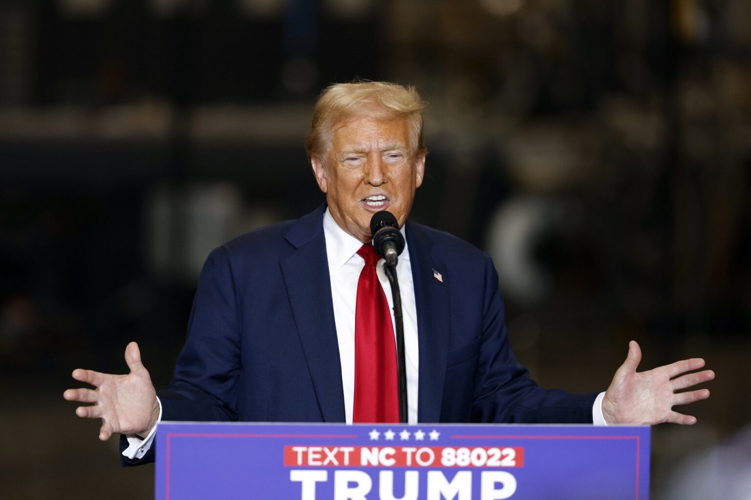 トランプ大統領、敵対的な移民は「軍事範囲」を超える機関銃を持っていると警告