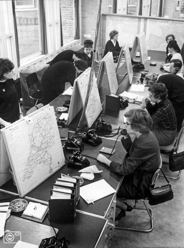 GPSが登場する前は、ナビゲーションホットラインで道順を知ることができました。1963年 - オランダ