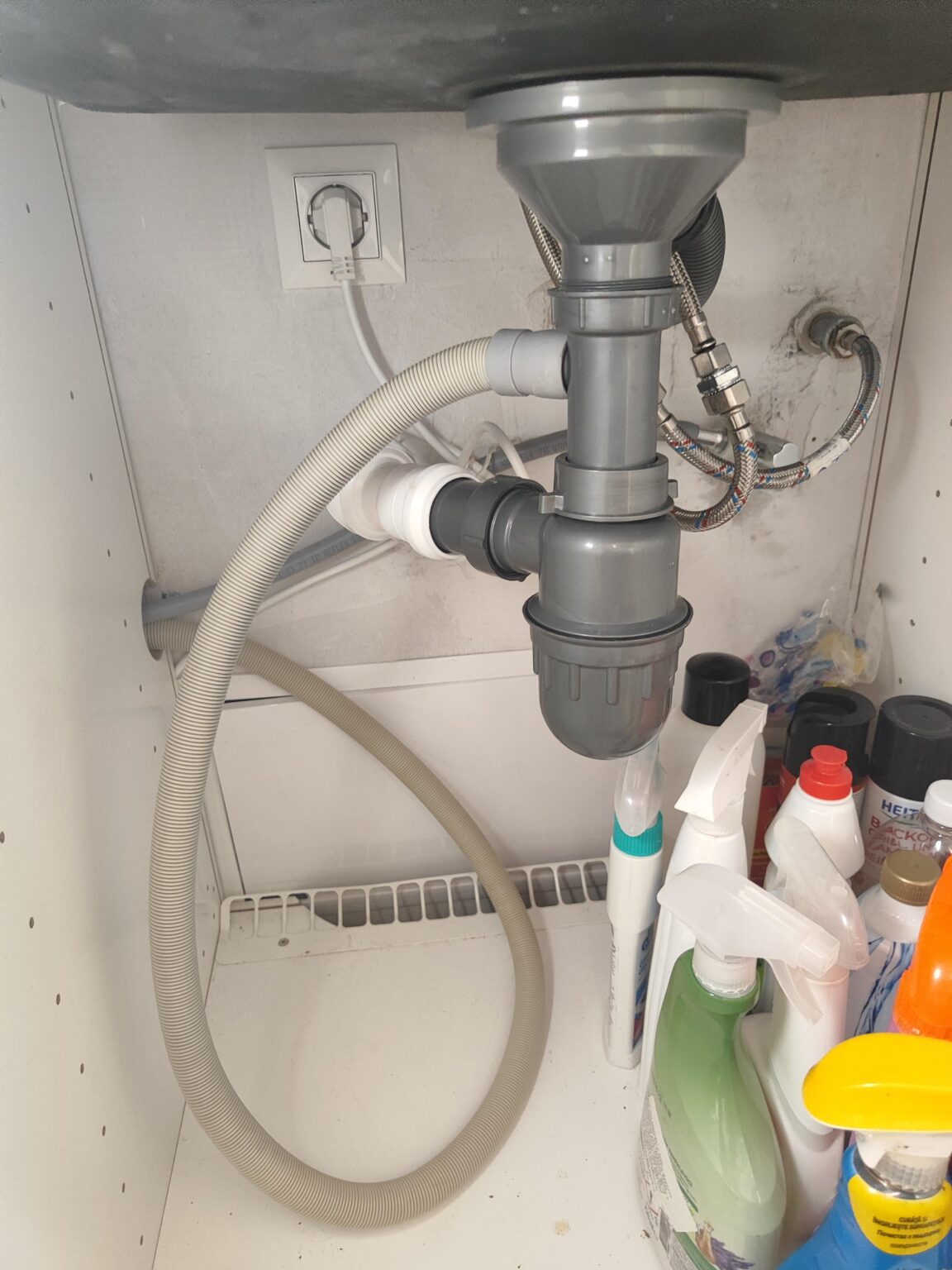 食洗機の汚れた水