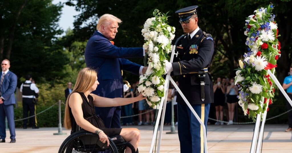 トランプ陣営はアーリントンのストーリーが気に入らなかったため、書き直した
