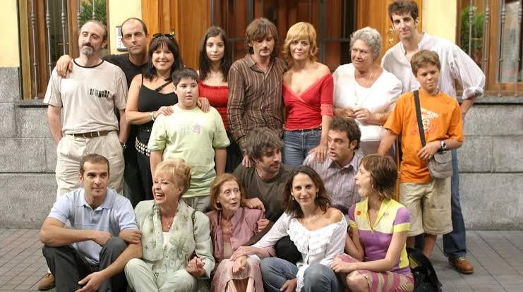 21年前のこの日…Antena 3は「誰もここには住んでいない」シリーズを初公開しました。スペインの歴史の中で最も人気のあるシリーズの1つ。平均視聴者数は603万人、画面占有率は33.8%でした。