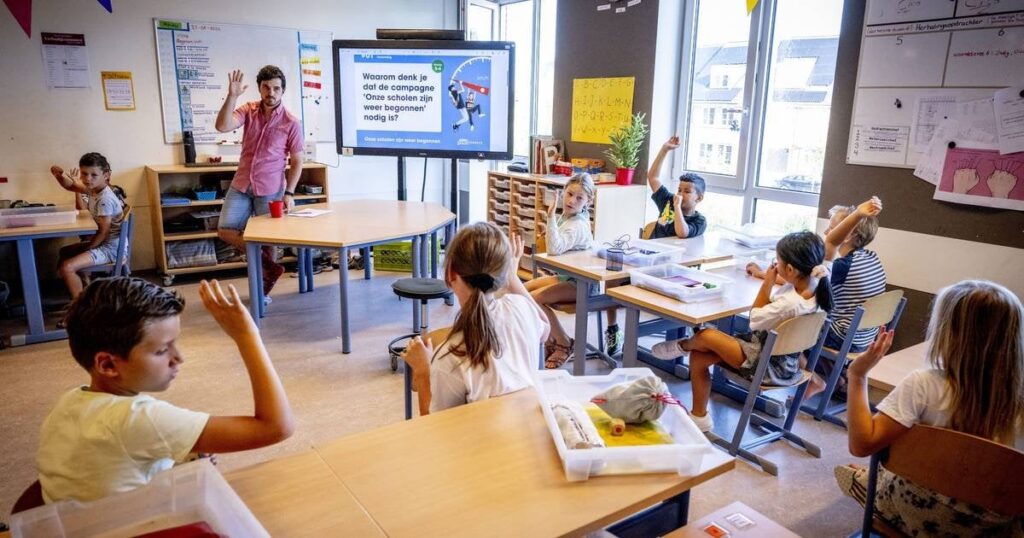 政府は学校に対し、もっと働きたい教師にボーナスを支給するよう求めているが、そのための資金は一切割り当てていない