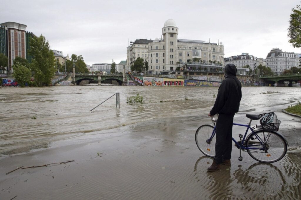 スイスのクルーズ船、大雨でドナウ川に座礁