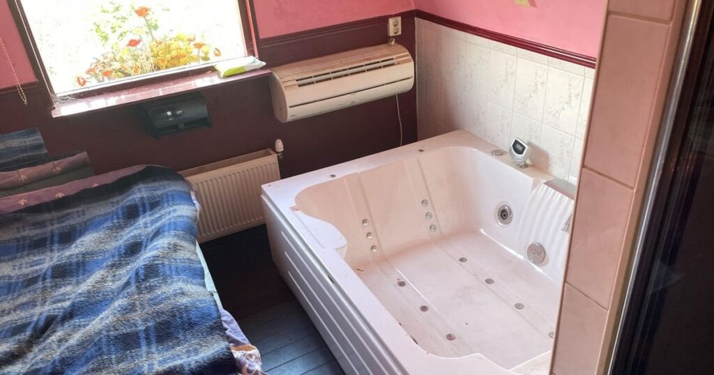 元売春宿が売りに出され、隣人は満足「ベッドが壁にぶつかったのは悲惨だった」