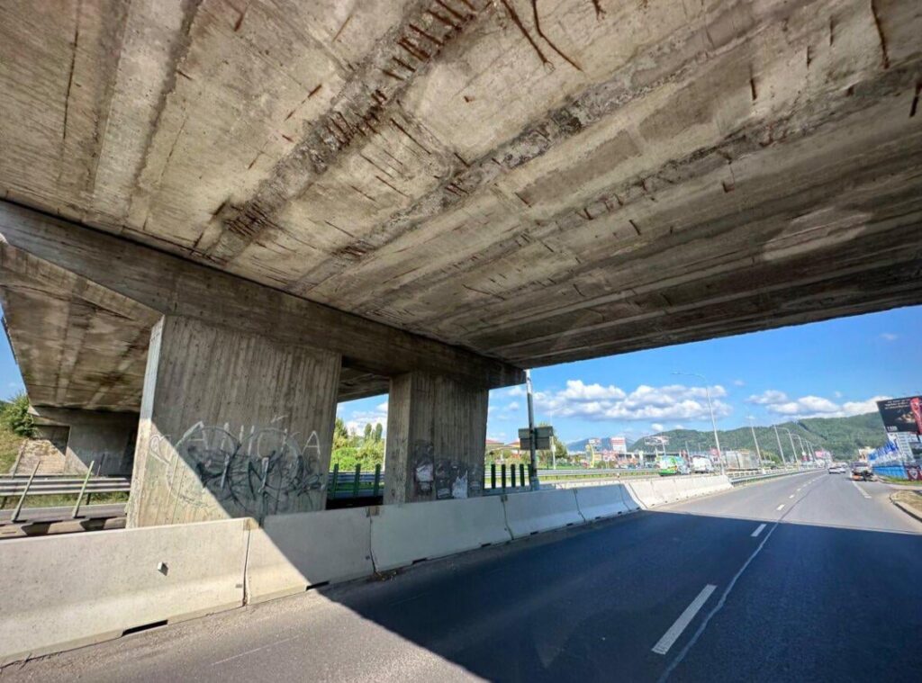 スロバキア中央部の最も重要な道路に架かる橋、BB...