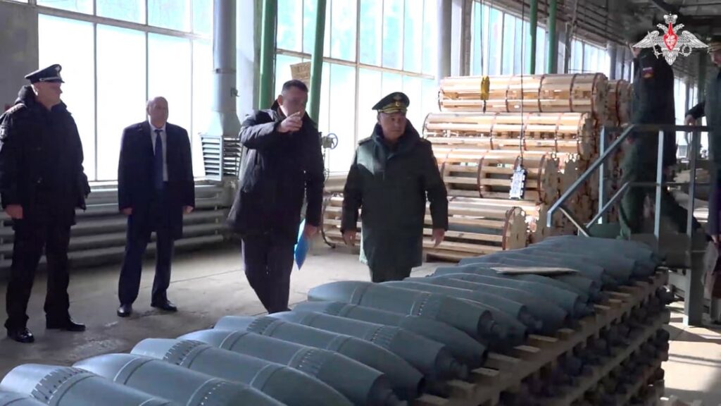 ロシアは年間300万発の砲弾を生産していると主張している。300万発は17万1000トンに相当する。つまり、ウクライナは3日間でロシアの年間生産量の約23%を破壊したことになる。 ロシアは年間300万発の砲弾を生産していると主張している。300万発は17万1000トンに相当する。つまり、ウクライナは3日間でロシアの年間生産量の約23%を破壊したことになる。