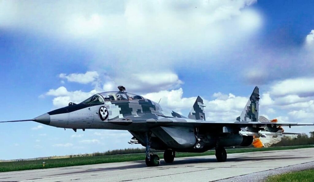 ウクライナ空軍（第40戦術航空旅団「キエフの幽霊」）のミコヤンMiG-29UB「フルクラム」多用途戦闘機が、戦闘空中哨戒任務から帰還中。