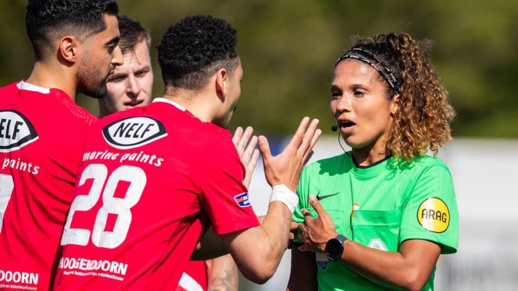 シュクルラ氏が金曜日のオランダプロサッカーの試合で女性初の主審となる