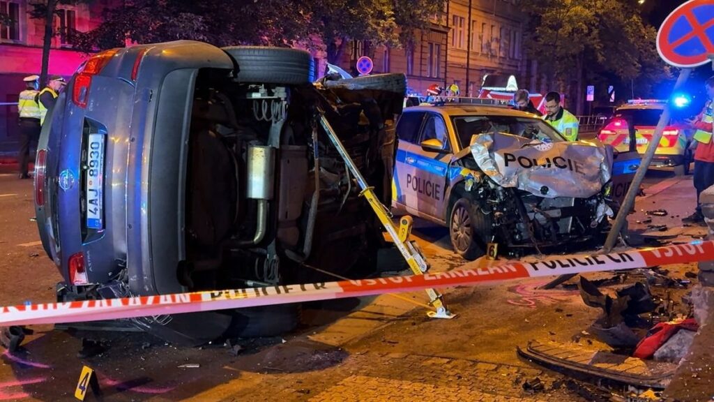プラハの警官がコブラごっこをして、通行中の車を引き倒し、乗客を殺害した