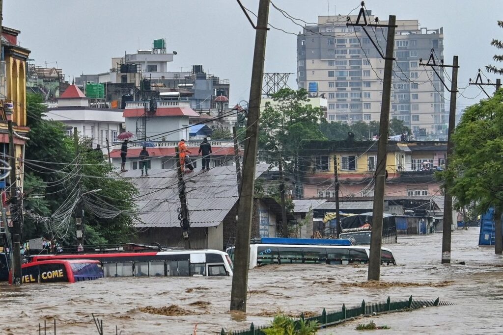 ネパール首都孤立、豪雨災害の死者100人超 - 多数不明か