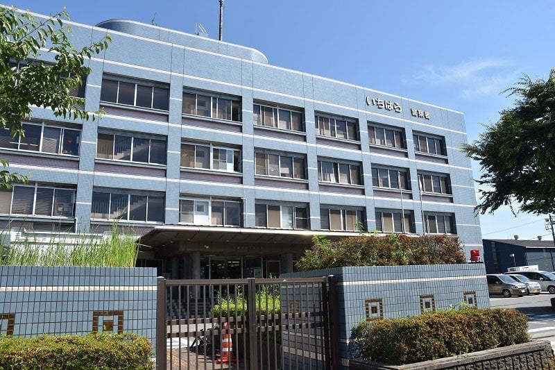 「この住宅で以前、干してあった下着を盗んだことがあり、下着泥棒をやめようと思い、要らなくなった下着を捨てた」女性用下着を他人の住宅の玄関先に捨てたとして、市原署は、廃棄物処理法違反（不法投棄）の疑いで市原市、会社員の男（59）を逮捕