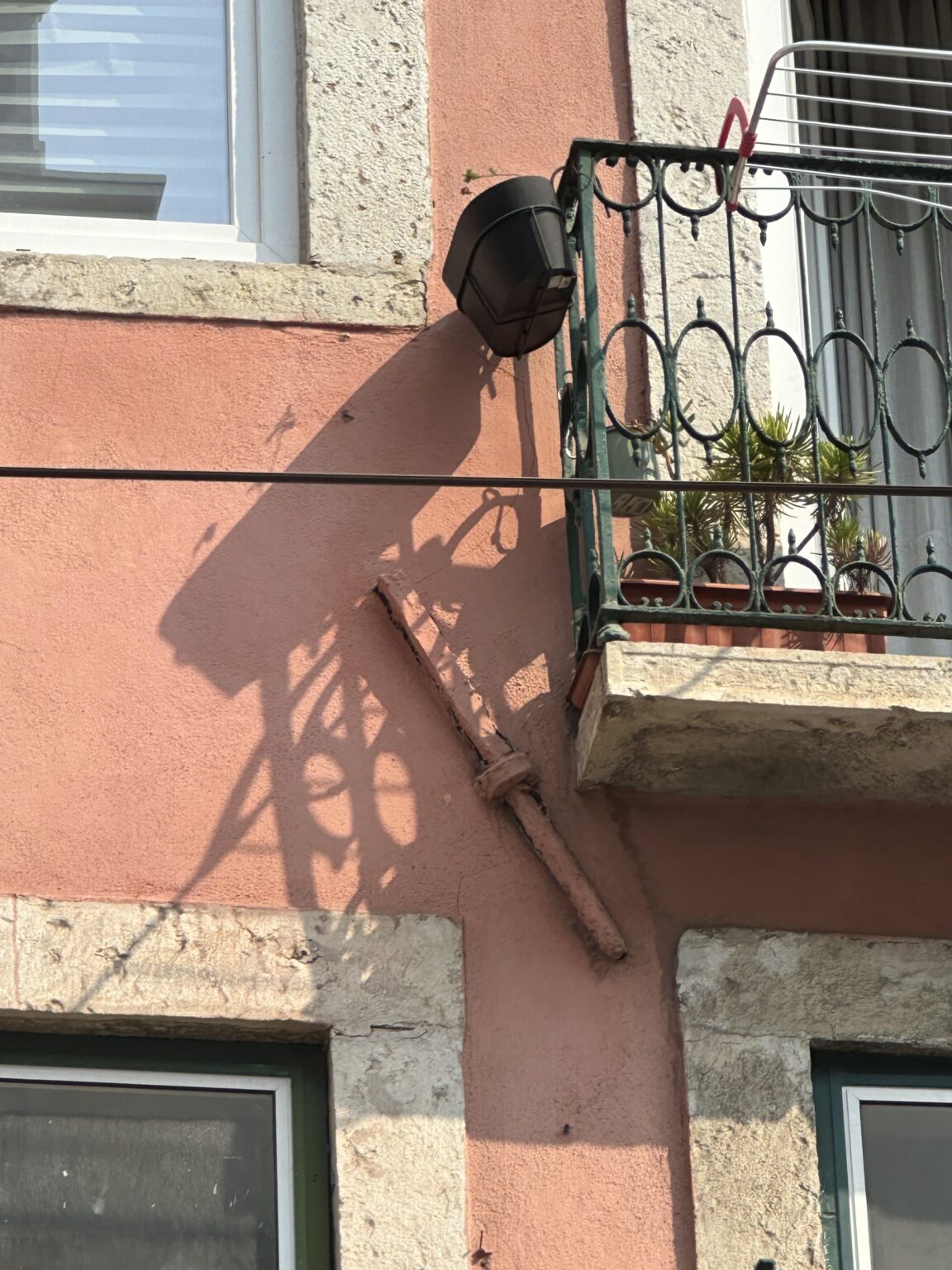 リスボンの古い建物でこれらの杭が何に使われていたか知っている人はいますか?