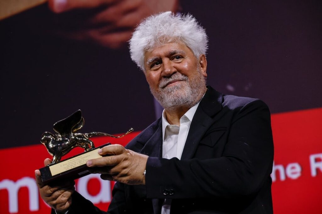 ペドロ・アルモドバル監督、『隣の部屋』でヴェネツィア国際映画祭金獅子賞を受賞