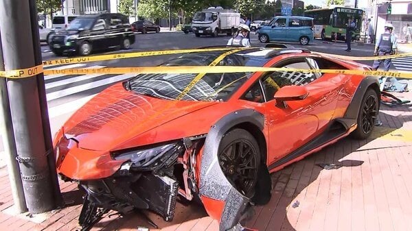 スポーツカーと乗用車が衝突 女性1人が軽傷 東京・港区