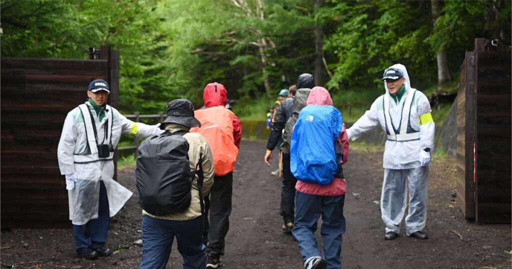 山梨県、富士山登山規制見直しへ 上限人数や通行料