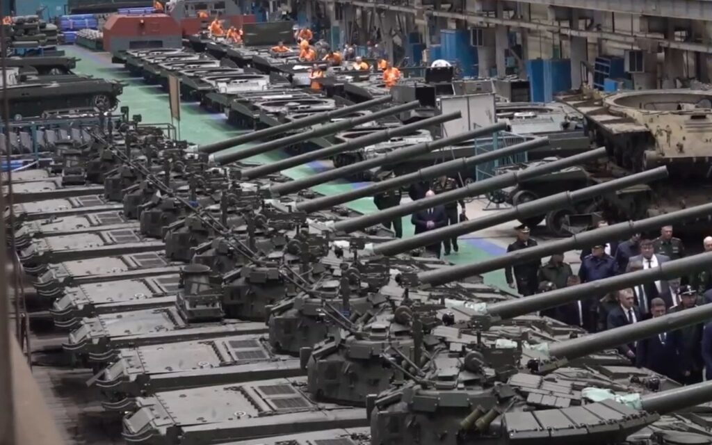 ロシアのオムスクの戦車工場で火災が発生。オムスクトランスマッシュ工場はロシアの防衛産業の主要企業で、T-80BVM戦車や「ソルンツェペク」サーモバリック兵器システムなどの戦車や重火炎放射器システムを生産している。