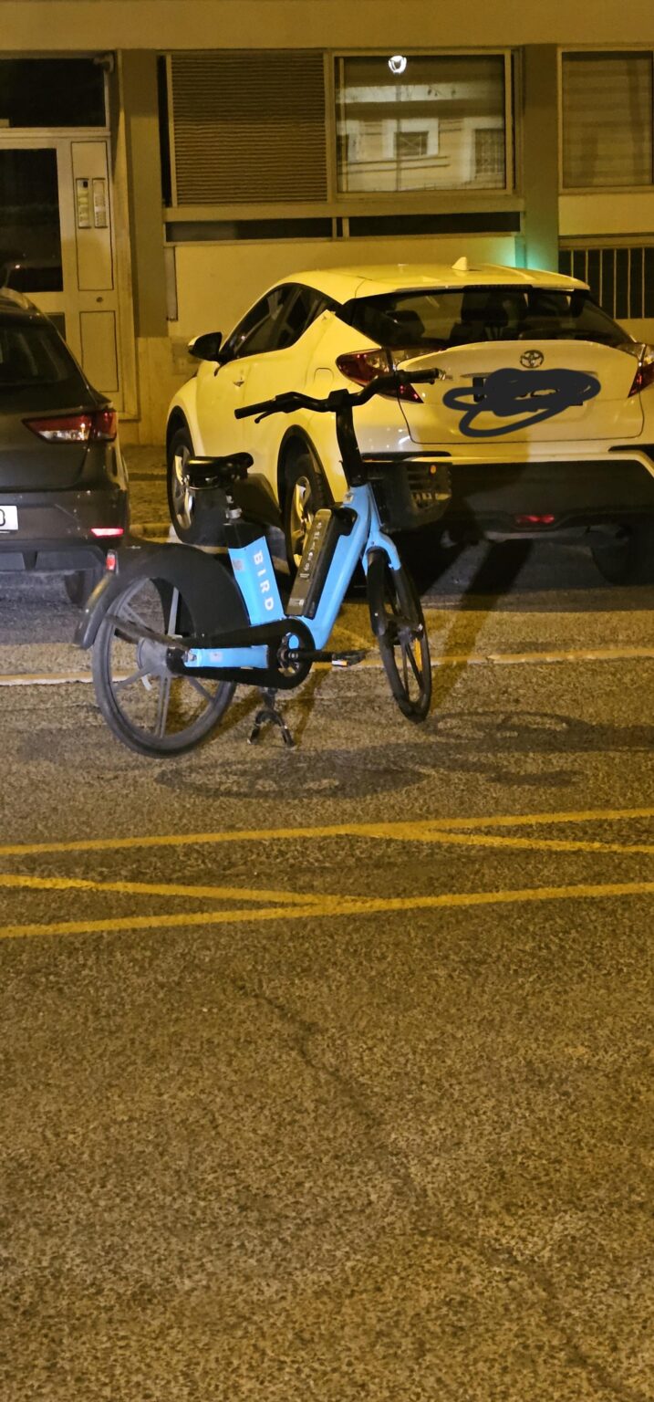 道路の真ん中や車の後ろ……時間切れかもしれませんが、車輪は回っていますか？ 🤔