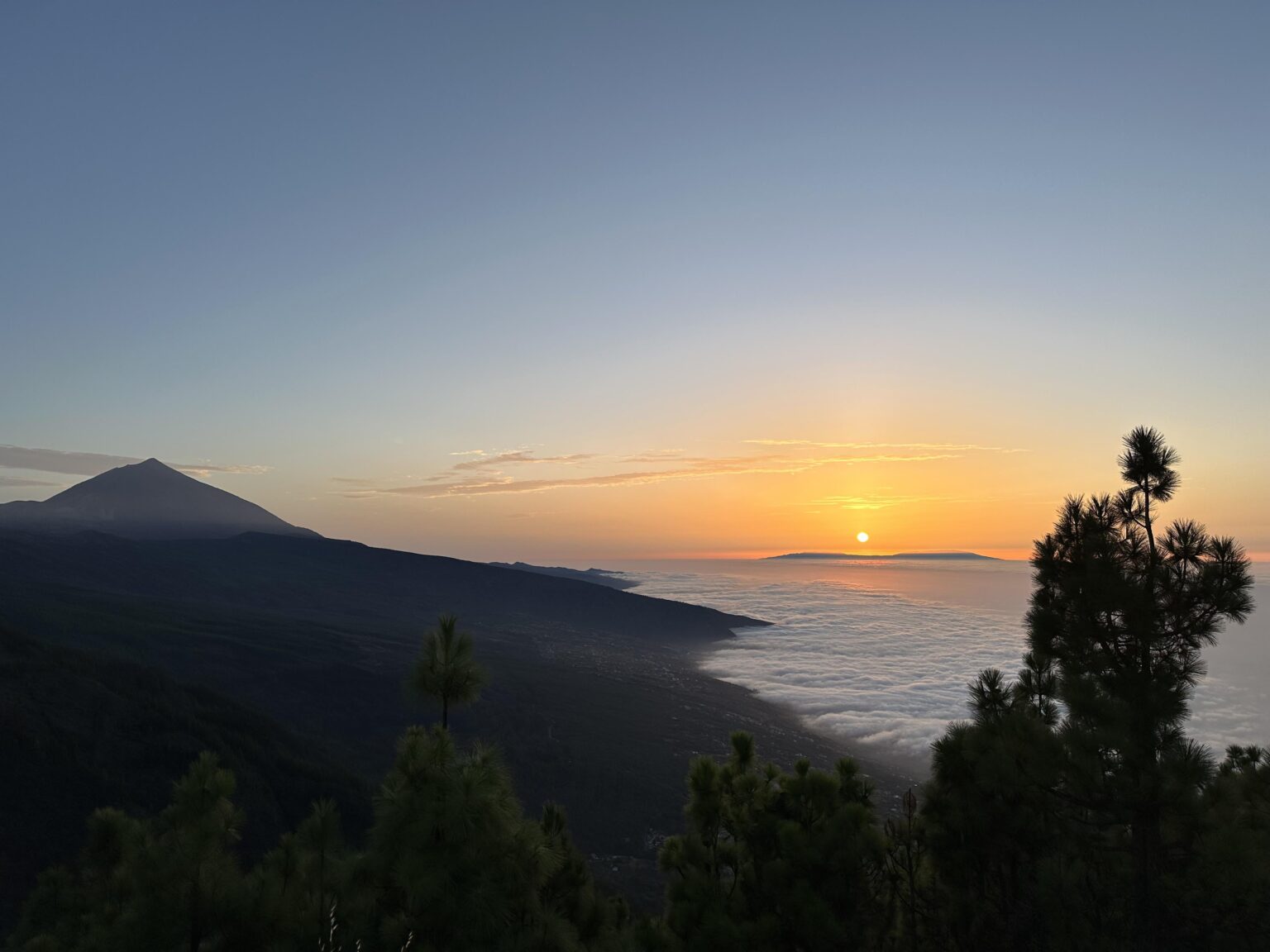 雲海の向こうにテネリフェ島❤️