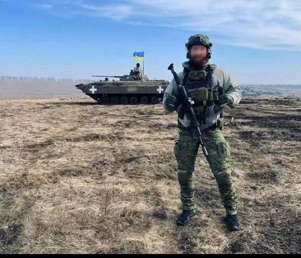 ウクライナ兵士が BMP-2 の横でポーズをとっている。日付と場所は不明。