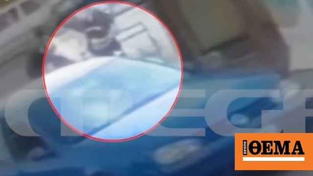 クレタ島：バイクがバス停に衝突し、子供3人が負傷する瞬間