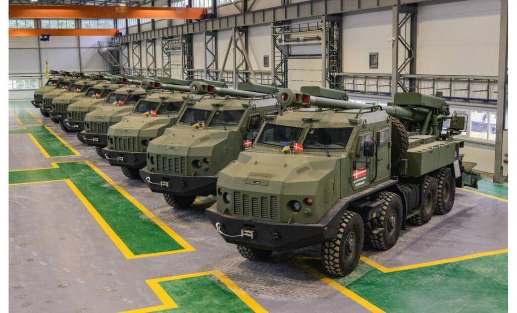 最初の 155mm 2S22「ボグダナ」自走榴弾砲。ウクライナで生産され、デンマークがウクライナ防衛産業への投資によって資金提供した。