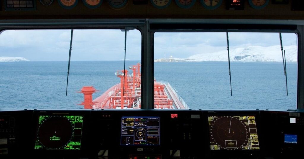 「シャドー・フリート」LNG船、制裁対象貨物の輸送に失敗した後、ノルウェー沿岸を航行