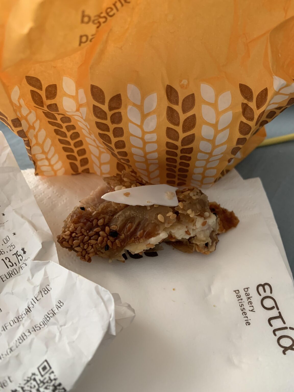 今日かじったピタパイの中のプラスチック片