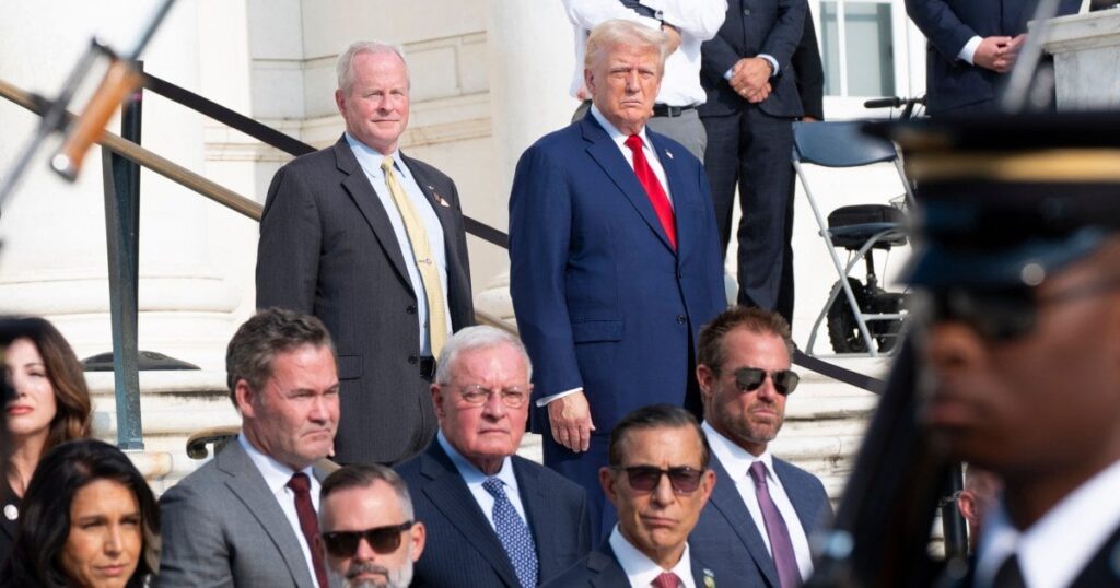トランプ氏のアーリントンでの行動は当初考えていた以上に不快なものだった | 脅迫はトランプ氏のあらゆる選挙運動の重要な特徴であった。