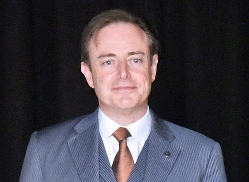 なぜバート・デ・ウェバーは今（再び）人種差別カードを切ろうとしているのでしょうか？