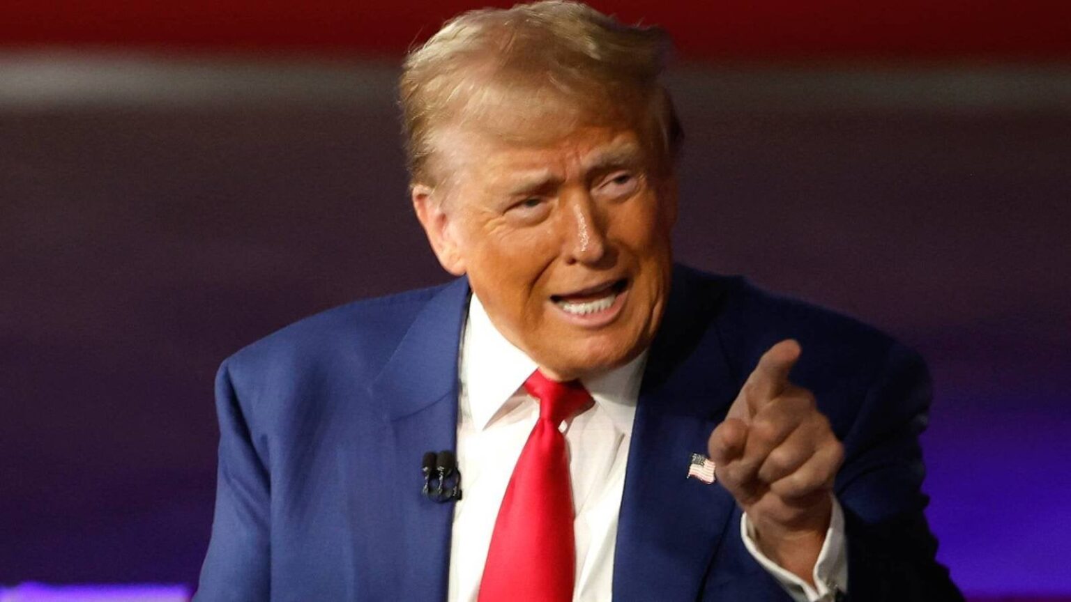 トランプ氏はタウンホールで自分は変人ではなく全く正常だとアメリカ国民を説得しようとしている