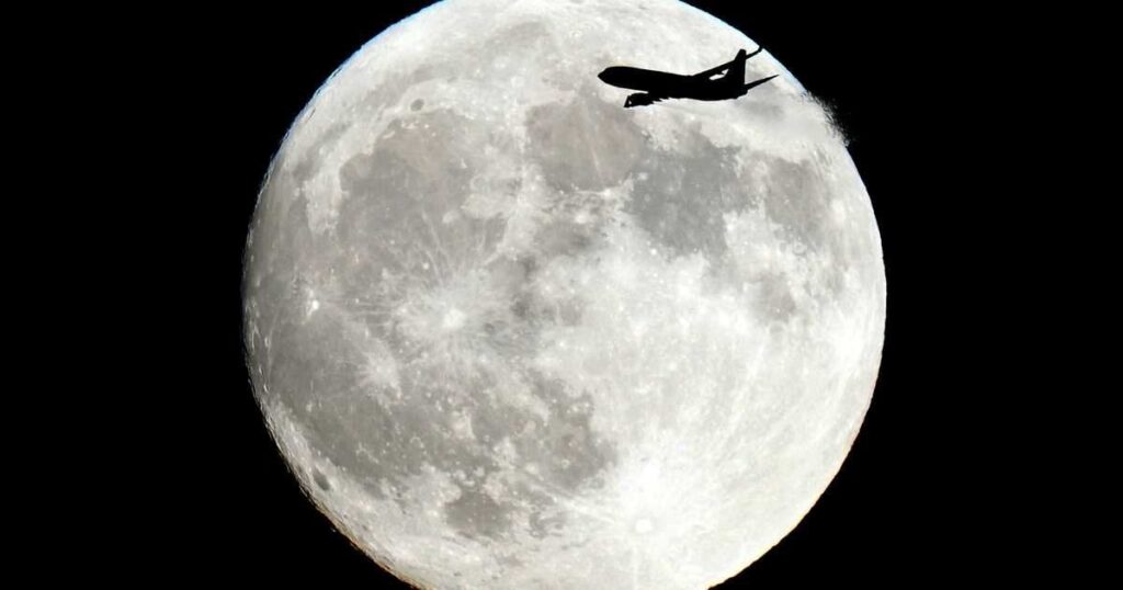 各地で「中秋の名月」と共演 航空機、スカイツリー、観覧車…
