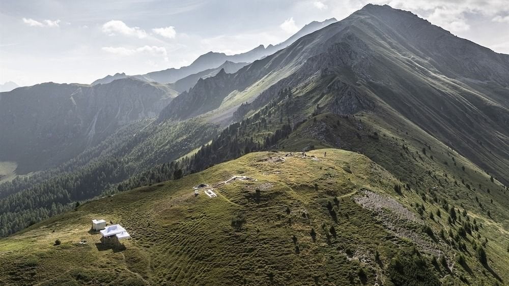スイスアルプスに隠されていた2000年前のローマ軍の野営地の「衝撃的な発見」