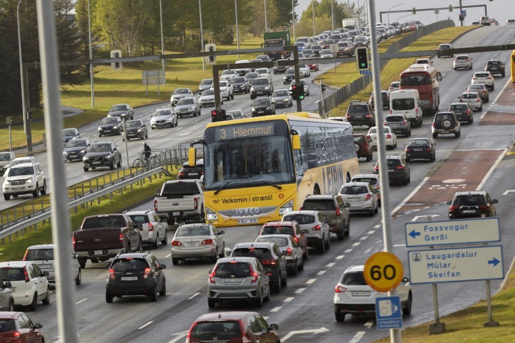 同じ乗客数でも、バスは道路上で自家用車が占有するスペースのほんの一部しか占有しないため、満員バスの方が自家用車よりも効率的であるとよく主張されます。しかし、車はすべて走行しているため、そのスペースを使用するのは非常に短い時間であることを考慮することを忘れてしまいます。