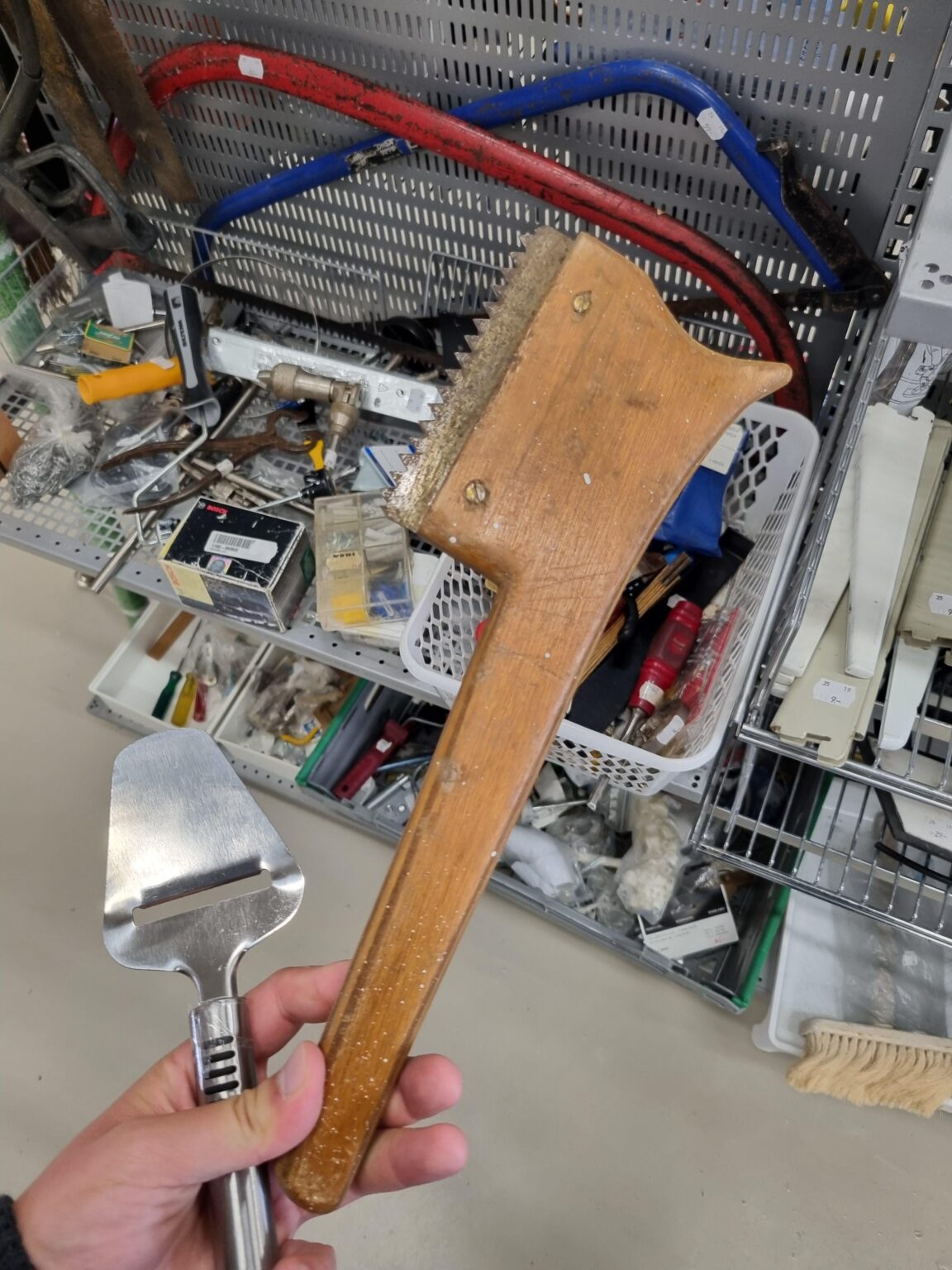 これはどんな道具ですか（チーズおろし器ではありません）。