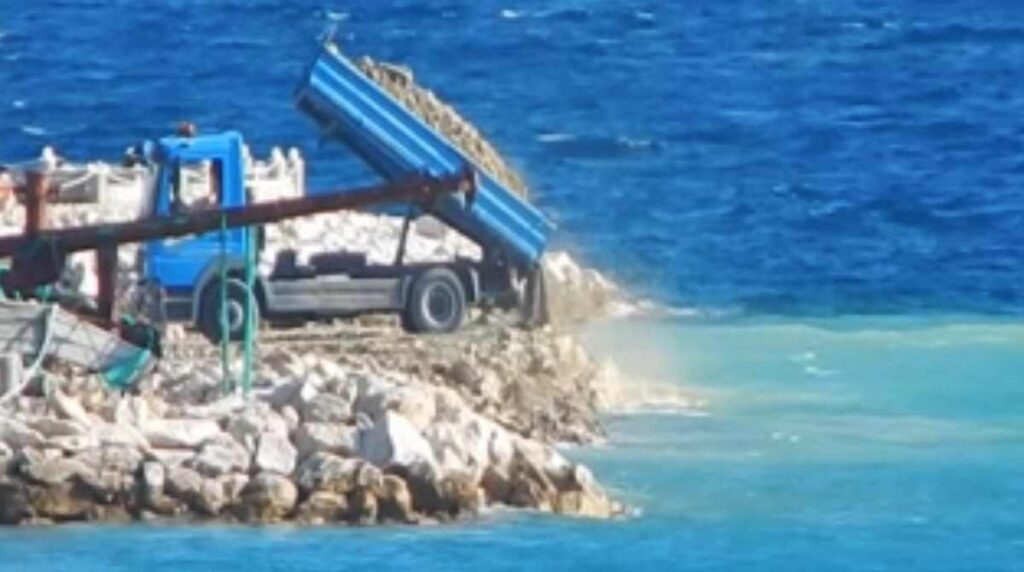 BAŠKA VODA からの新しいビデオ 廃棄物を海に捨てる建設業者には罰金が科せられます - 作品についての掲示板すらありません。私たちは彼に電話しました。