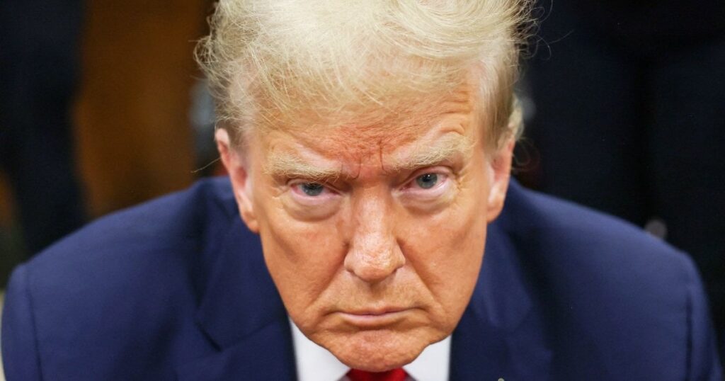 トランプ陣営は、元大統領は「犯罪で有罪判決を受けた者は誰でも」投獄されるべきだと信じていると述べている